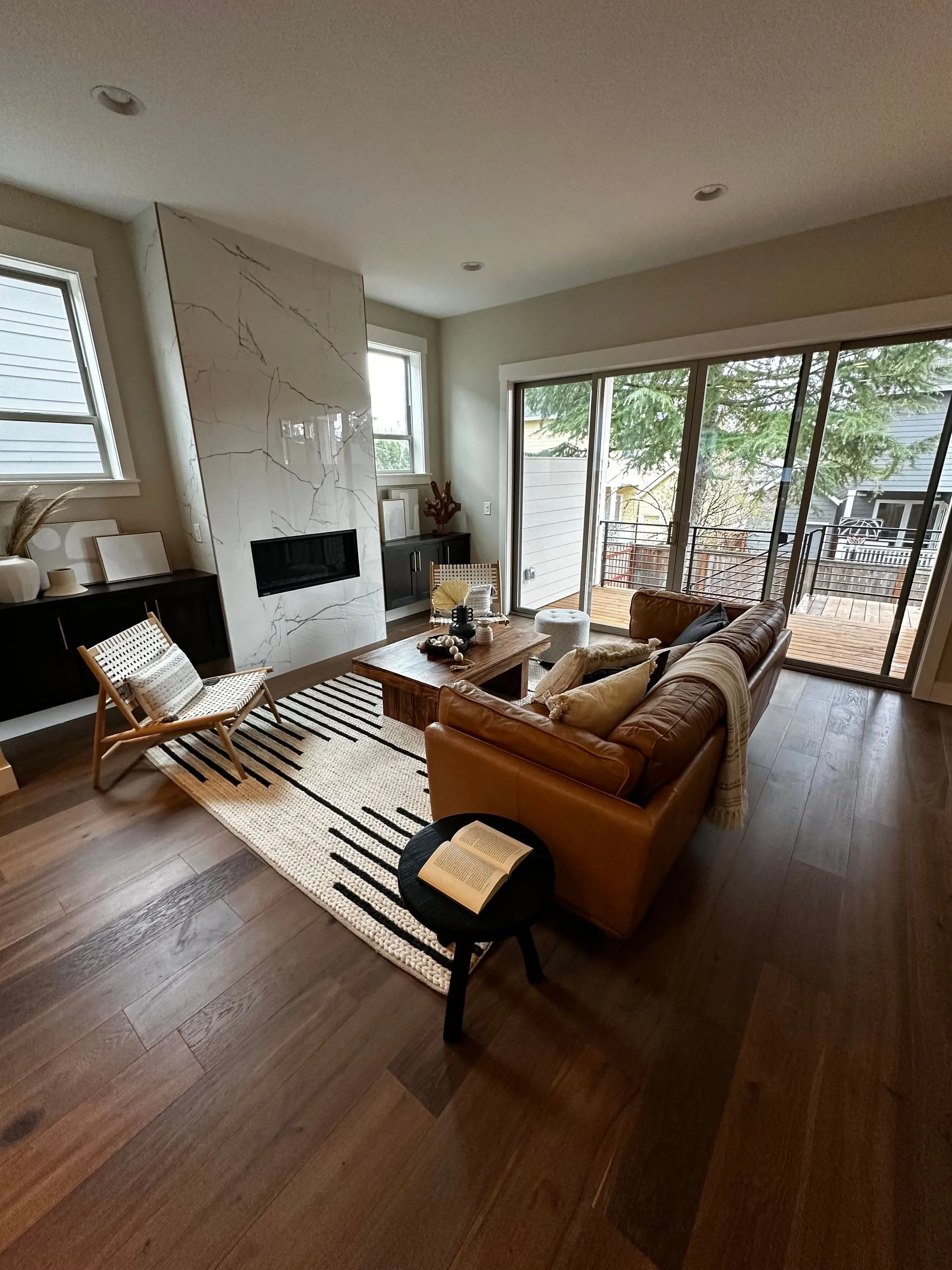 8 Modern Living Room With Dark Wood Style Lvp Floors And White Marble Fireplace (l)